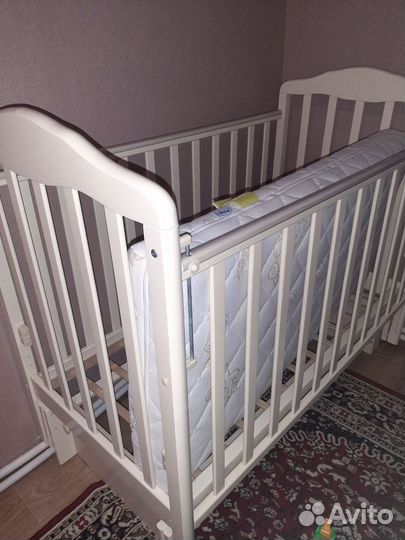 Детская кроватка с маятником