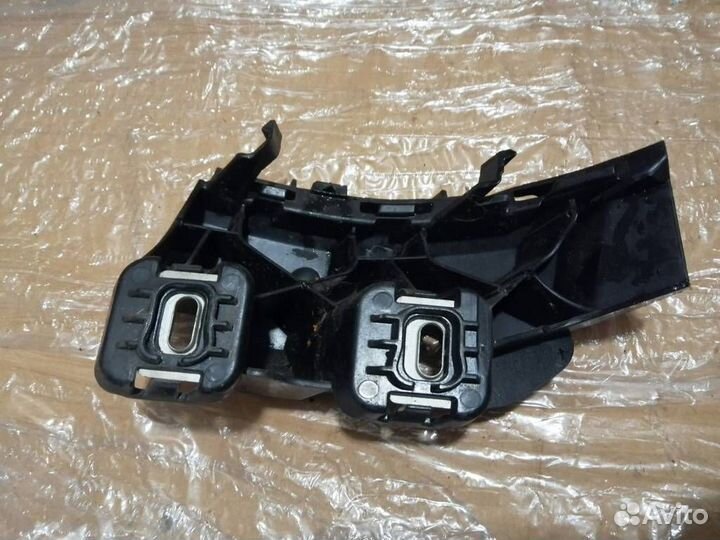 Кронштейн заднего бампера левый Mercedes-Benz GLC