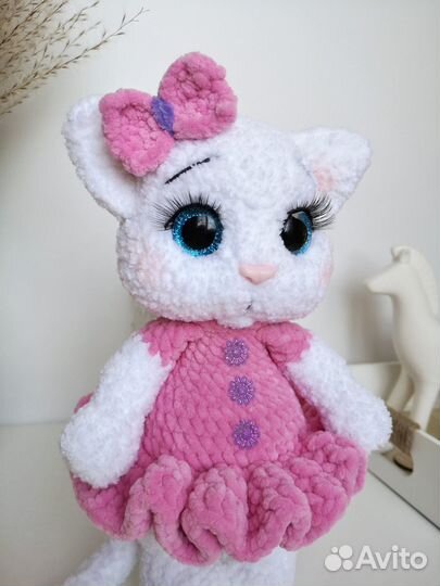Вязаная плюшевая игрушка кошка. Котенок