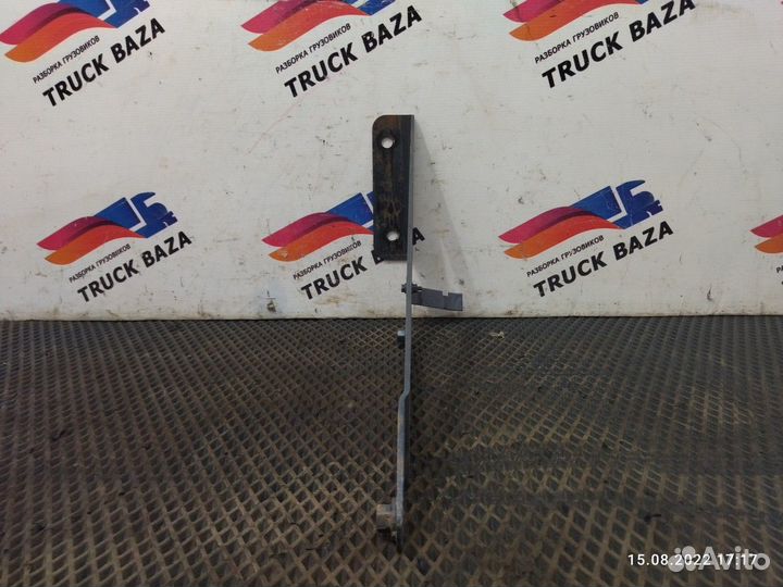 Кронштейн левой ступеньки кабины