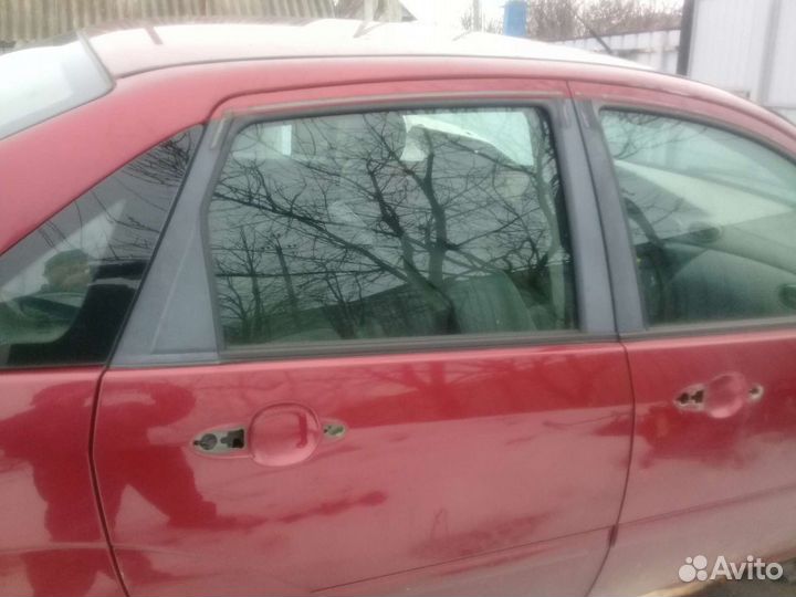Стекло задние правое Ford Focus 1