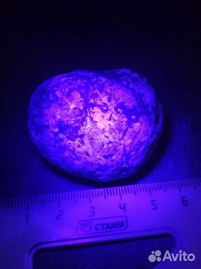 Минералы Гакмонит светятся в ультрафиолете