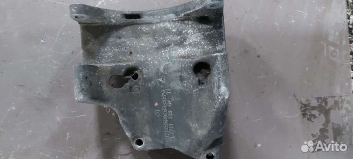 Кронштейн генератора на Mercedes W210