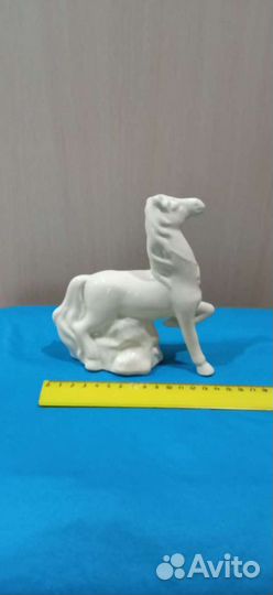 Статуэтка лошадь