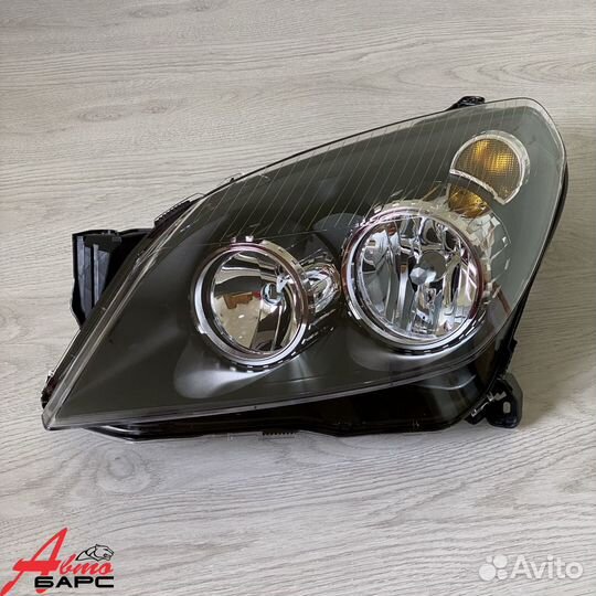 Фара передняя Opel Astra H (Черная ) 05-07 год