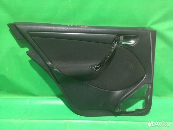 Обшивка боковой двери задняя левая Mercedes C200