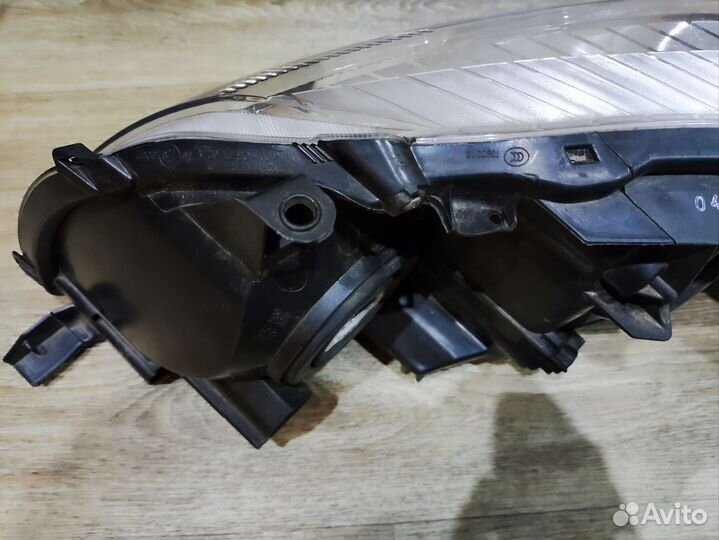 Передняя правая фара Toyota Corolla 150