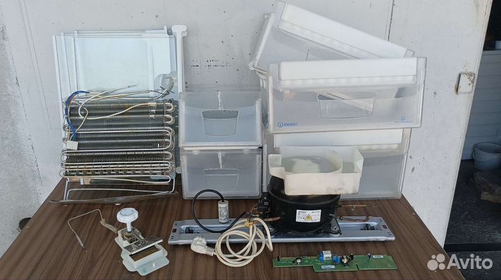 Холодильник Indesit 2-ух камерный на запчасти