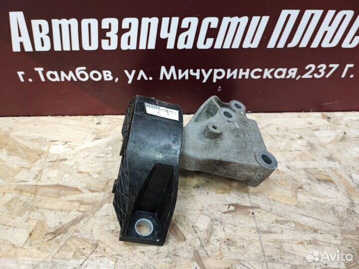 Опора двигателя правая Renault Logan