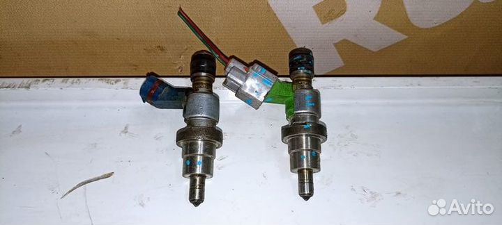 Форсунка топливная Toyota Noax Voxy Avensis Rav 4