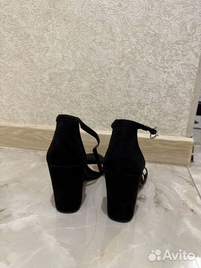 Босоножки на каблуке