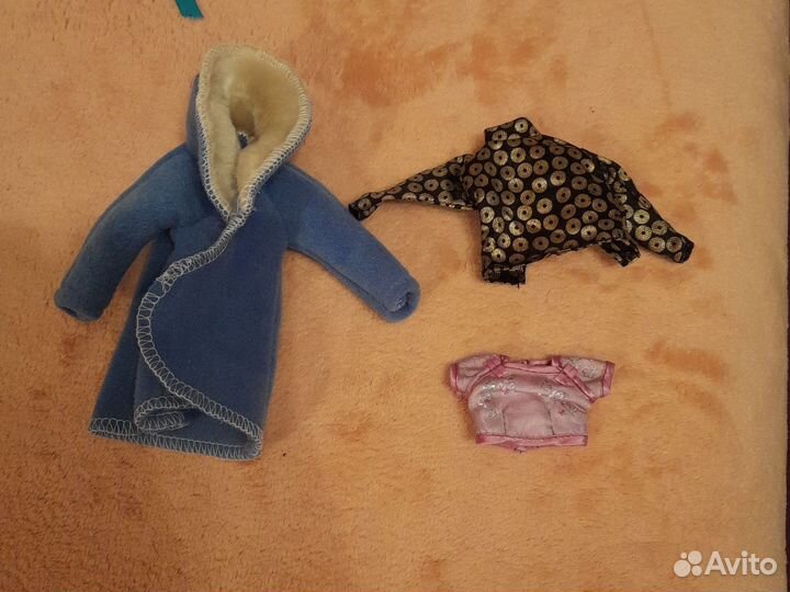 Одним лотом одежда для рейнбоу хай и Барби