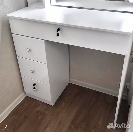 Туалетный столик визажиста с гримёрным зеркалом