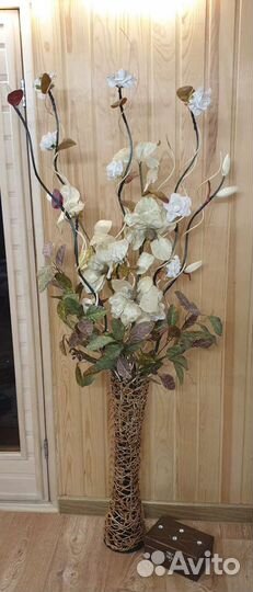 Ваза с цветами интеръерная