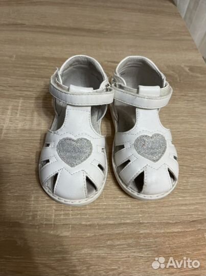 Сандали для девочки белые