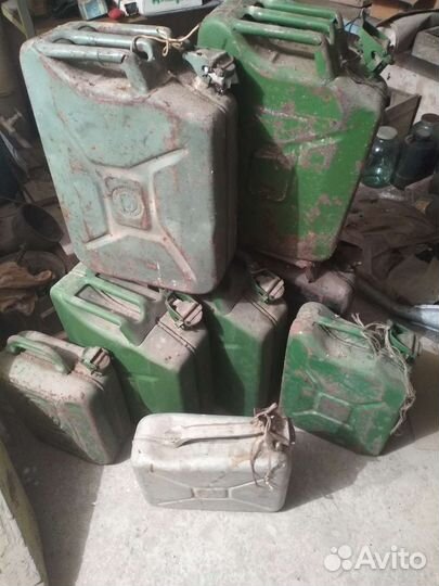 Канистры, выхлопная труба, диски на Ваз