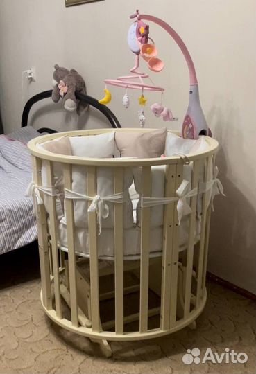 Детская кроватка с маятником