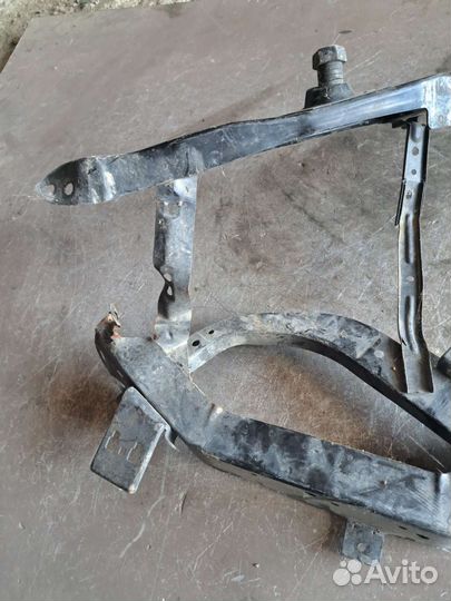 Кронштейн фары левый Nissan Fuga