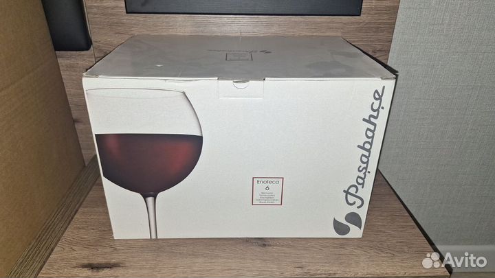 Фужеры для вина, чашки, скатерти, столовые прибор