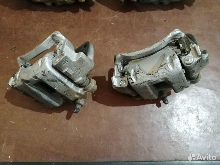 Суппорт тормозной задний левый Lexus GX460