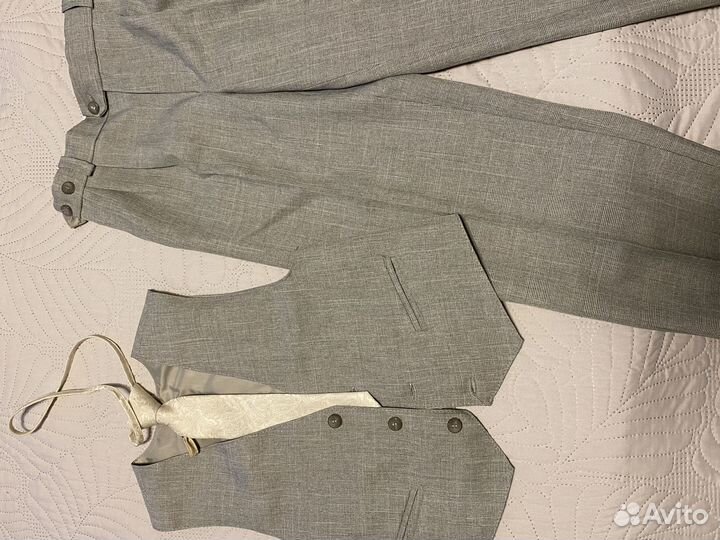 Костюм :брюки жилетка и галстук