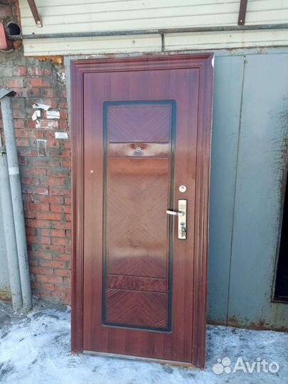 Дверь входная металлическая б/у