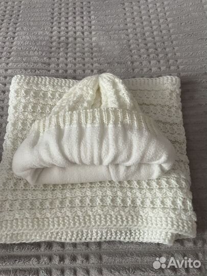 Шапка и снуд белого цвета