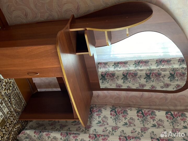 Трюмо с зеркалом