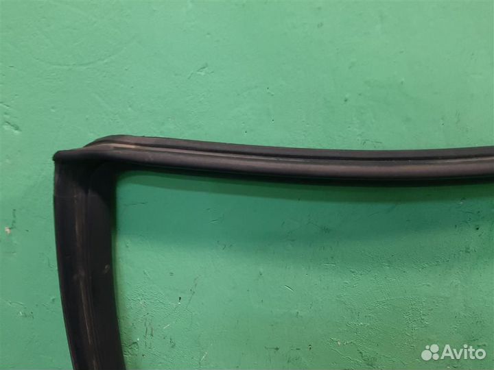 Уплотнитель двери Subaru Forester SG/S11 2003