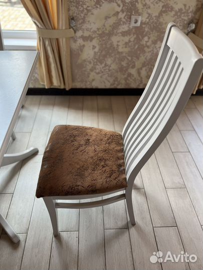 Стол обеденный и стулья