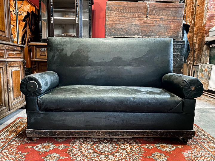 Диван старинный