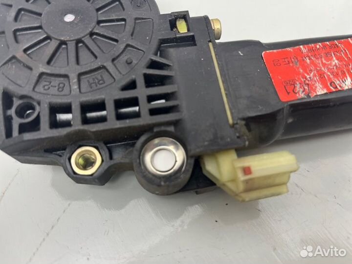 Моторчик стеклоподъемника правый Hyundai Sonata IV