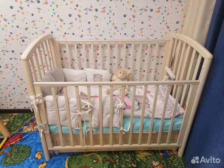 Детская кроватка с продольным маятником
