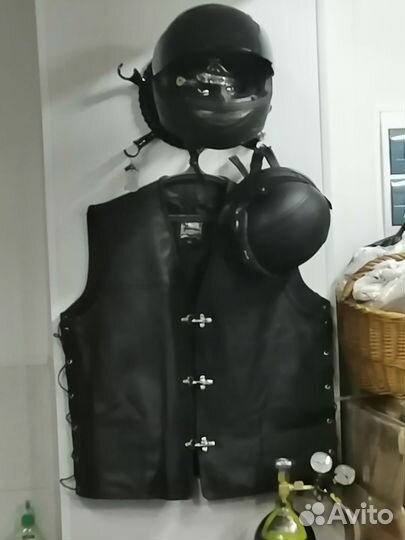 Вешалка-подставка под байкерский шлем