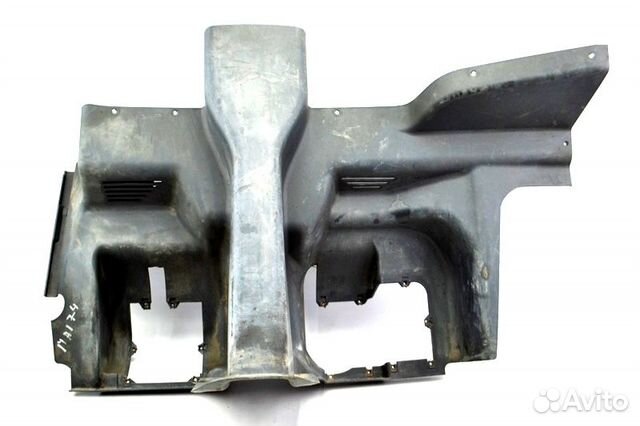 Пластиковая крышка торпеды у подножья водителя MAN