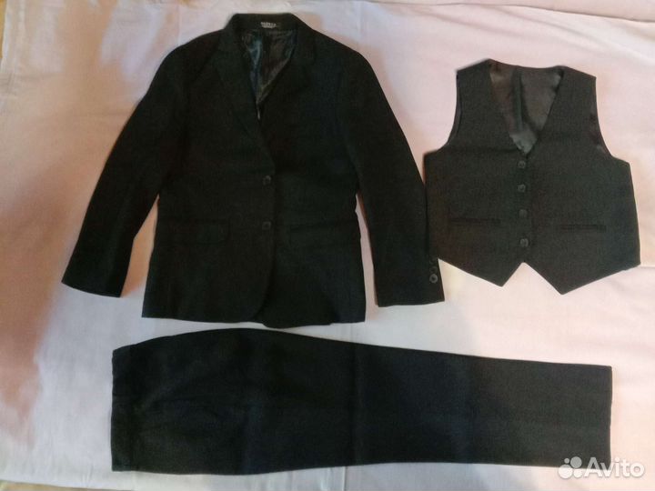 Костюм тройка новый черный 122