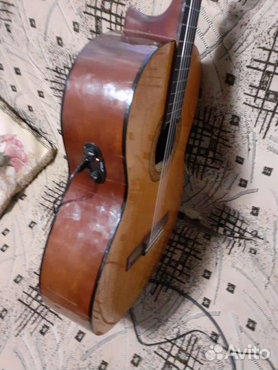 Классическая гитара с металическими струнами