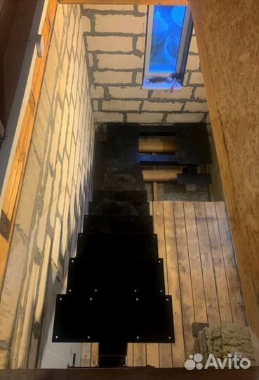 Лестница на металлокаркасе открытого типа