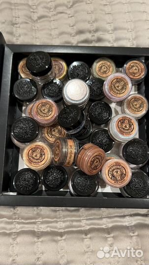 Много декоративной косметики