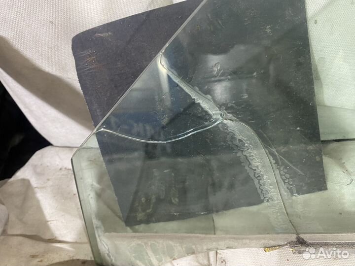 Стекло боковое водительское