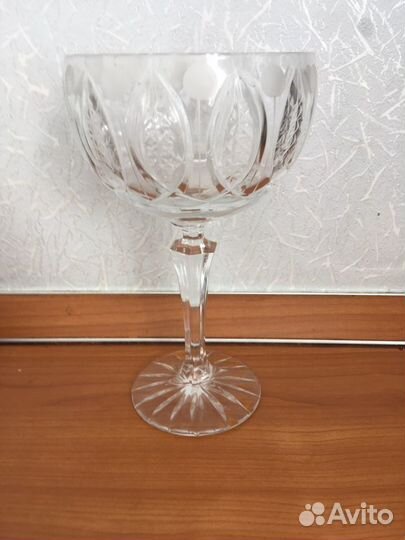 Вазы и рюмки, чайные ложки и вилки