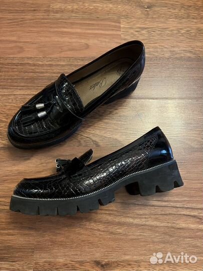 Лакированные лоферы с кисточками, 41 размер