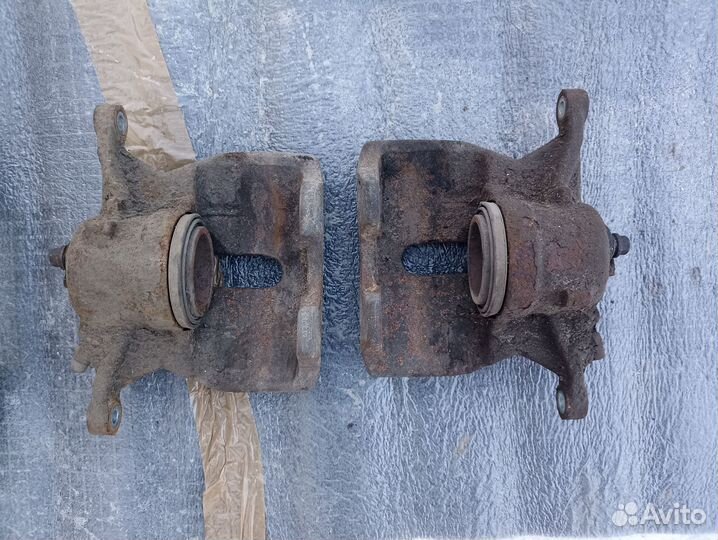 Суппорт передний левый правый Skoda Octavia A7