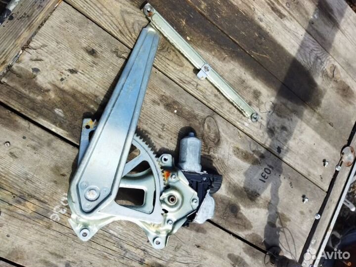 Стеклоподъемник задний правый Lexus Ls600Hl UVF46