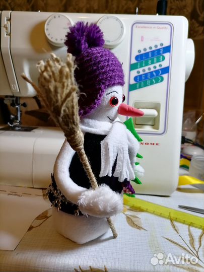 Снеговик под елку