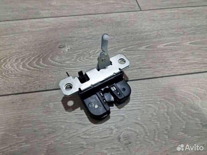 Замок крышки багажника VW Golf 4 1J6827505C