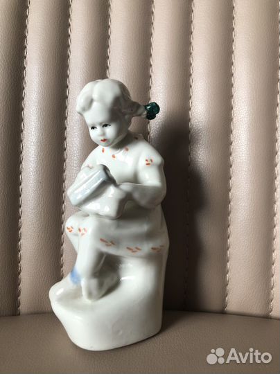 Фарфоровая статуэтка Девочка чистит ботинок СССР