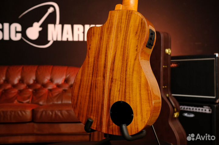 Укулеле бас со звукоснимателем Ortega (Комлпект)