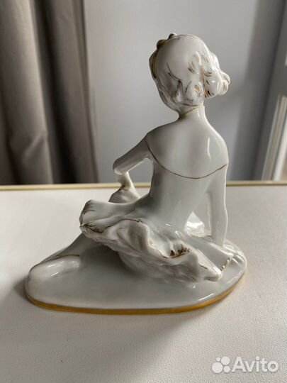 Фарфоровая статуэтка юная балерина