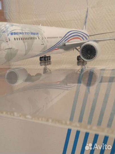 Модель самолета Boeing777-300